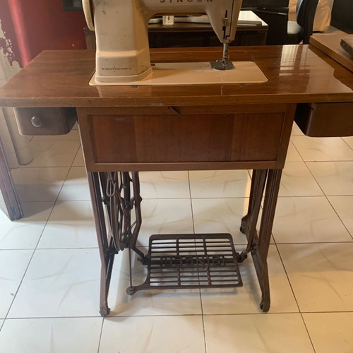 Two Singer sewing machines used, models 404 M13 and 8618 Electronic