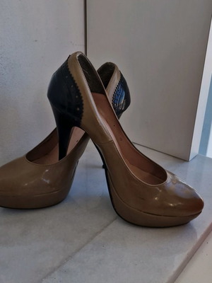 Patent leather pumps used, beige with black detail, size 39