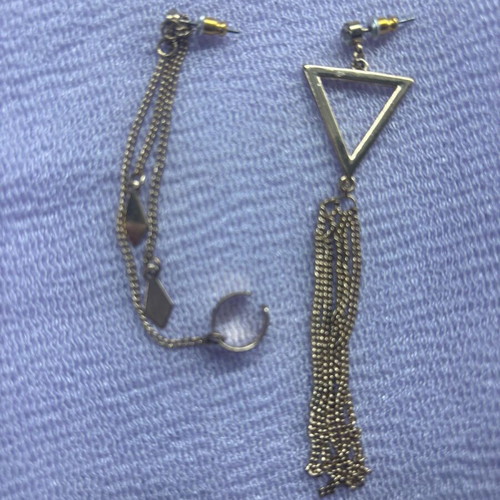 Earrings like new, one of each