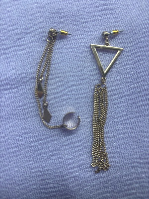 Earrings like new, one of each