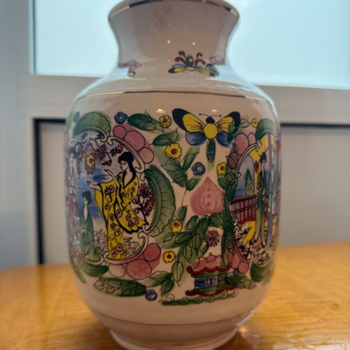 Decorative porcelain vase used with oriental design