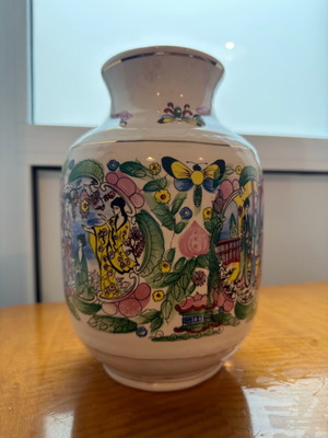 Decorative porcelain vase used with oriental design