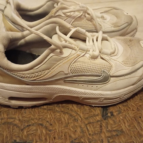 Nike women's athletic shoes used, size 38.5, white