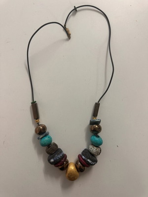 Necklace with stones like new, multicolored with gold clasp