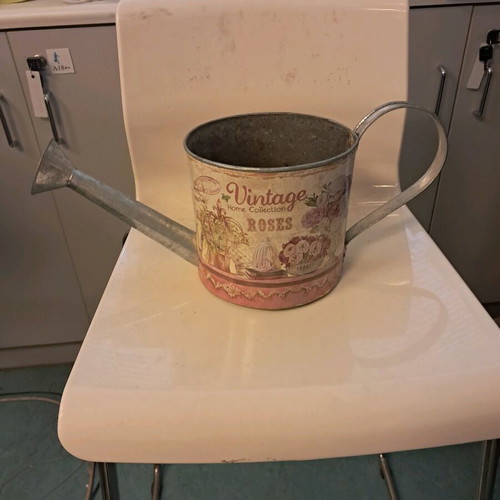 Watering can-shaped flowerpot used, aluminum