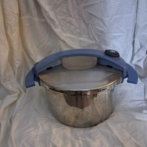 Fissler pressure cooker used, 6 liters with instructions