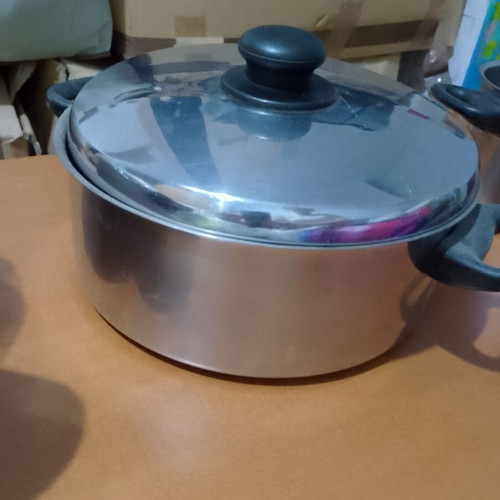 Medium pot with slightly dented lid