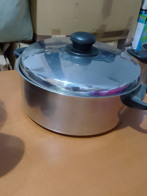 Medium pot with slightly dented lid