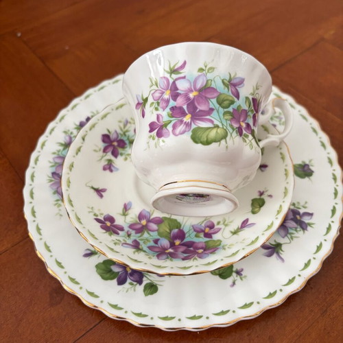 Royal Albert February trios collectible like new, 21 cm plate