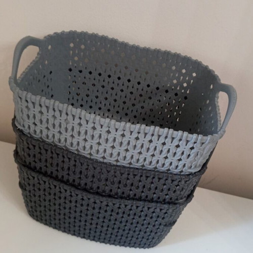 Plastic baskets set of 3 almost unused