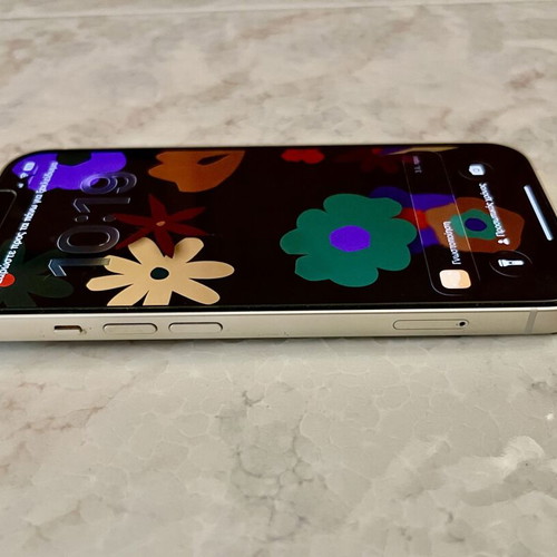 iPhone 13 128GB άσπρο σαν καινούργιο με 4 θήκες προστασίας