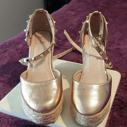 Migato platform sandals size 40-41, metallic pink with spikes