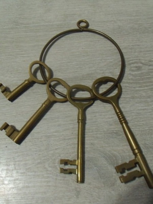 Set of 4 old bronze keys used