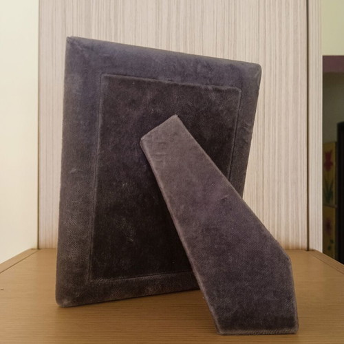 Rectangular metal photo frame with velvet back, like new, 13x9 cm