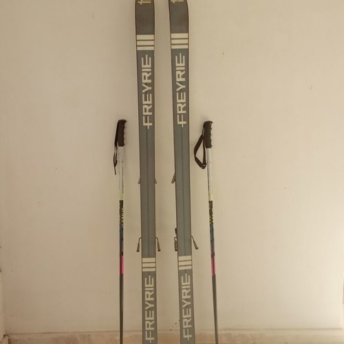 Freyrie ski bindings used with poles and straps