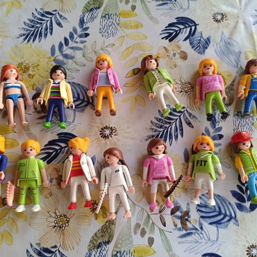 Playmobil lot with princesses and female figures, parts set
