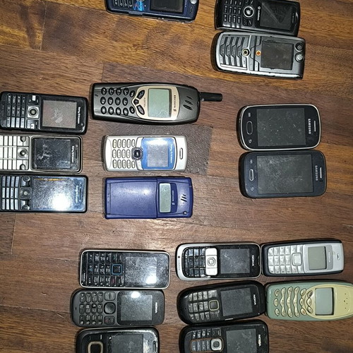 Old Nokia Sony Ericsson Samsung Phones used, pack of 15+