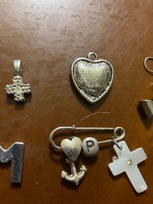 Συλλογή από κρεμαστά κοσμήματα like new, λευκά και ασημένια