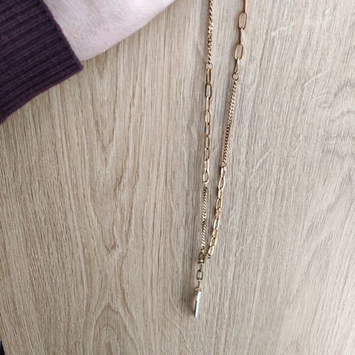 Feather pendant with adjustable shiny chain