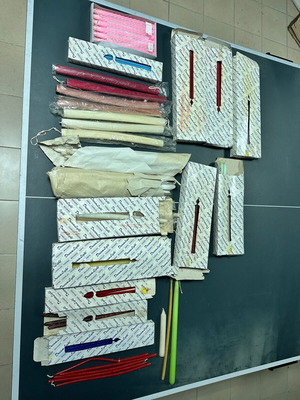 Λαμπάδες και κεριά σαν καινούργια με συσκευασίες και διακοσμητικά κηροποιίας