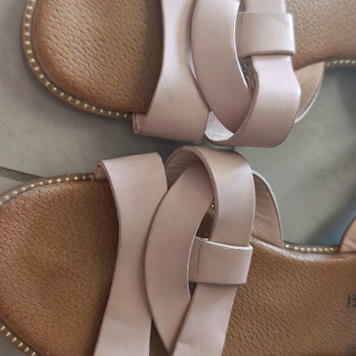 Beige summer sandals with cross straps, size 39