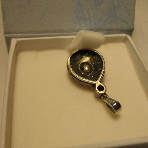 Pendant jewelry with white and yellow diamonds used