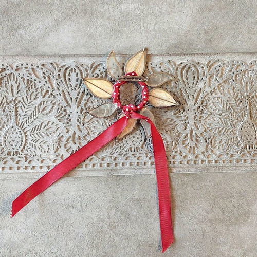 Brooch with mother-of-pearl leaves and ribbon