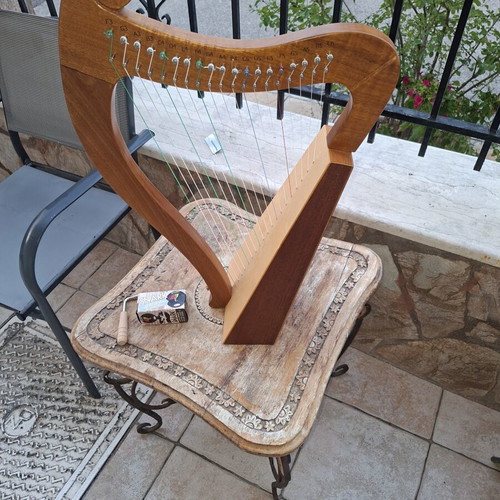 Mahogany harp with tuning key and string adjuster