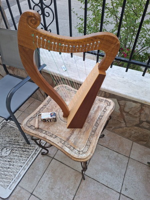Mahogany harp with tuning key and string adjuster