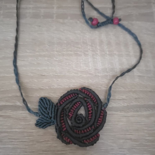 Macrame rose necklace new