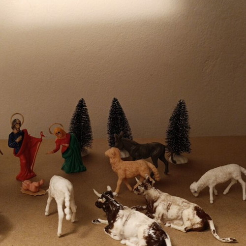 Nativity scene with 17 figures used