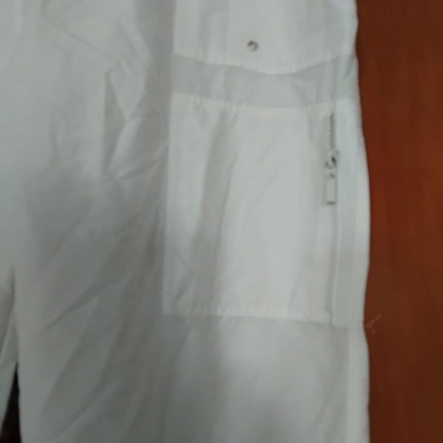 Capri pants white like new with elastic waist and decorative pockets