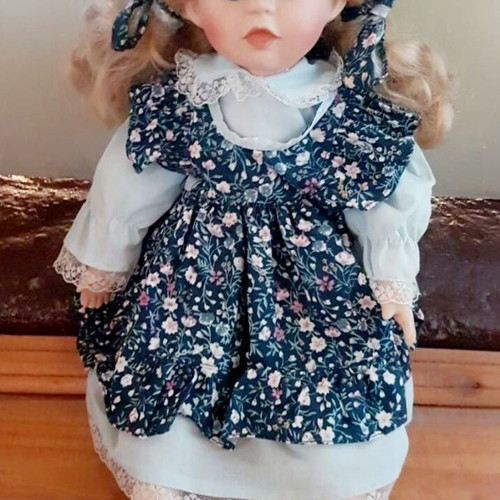 Porcelain collector dolls used, very good condition