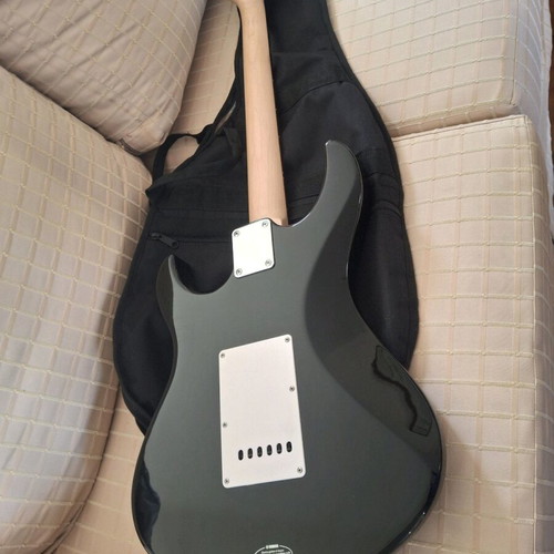 Yamaha EG-112 electric guitar like new with Laney Hardcore max amplifier and case