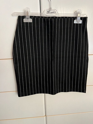 Γυναικεία φούστα ασπρόμαυρη Pink Woman σαν καινούργιο, ελαστικό ύφασμα μέγεθος M