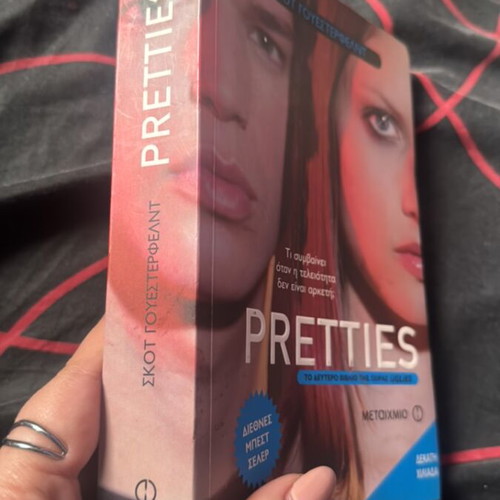 Pretties book used in Greek by Scott Westerfeld