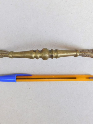 Χερούλι μπρούντζινο με ανάγλυφες φυτικές παραστάσεις μήκους 17,5 cm