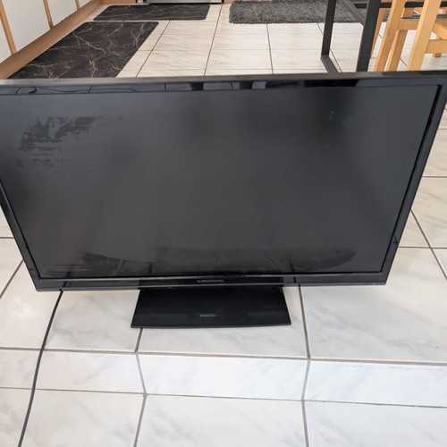 Grundig 32" TV like new with HDMI and multiple connections