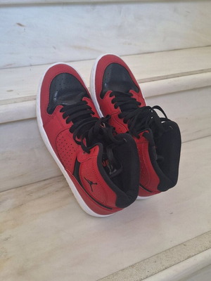 Nike Jordans Jumpman athletic shoes used, red, size 42