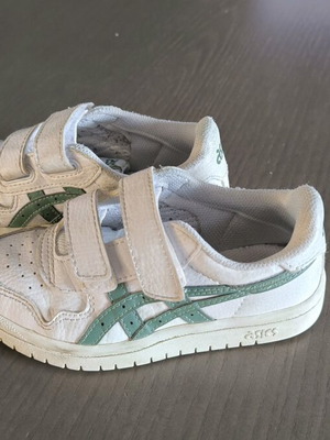 Asics παιδικά sneakers 28.5 μεταχειρισμένα, άσπρα με γδαρσίματα