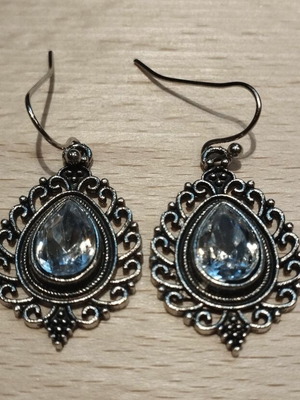 Vintage Atelier stone earrings like new, silver color
