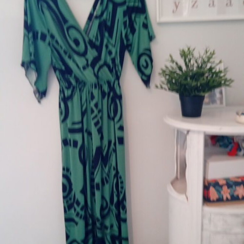 Polyester dress with pattern S/M like new with low slit