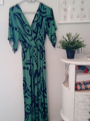 Polyester dress with pattern S/M like new with low slit