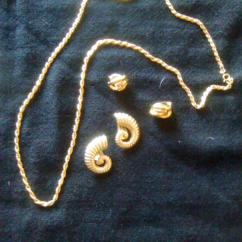 Necklace and earrings like new gold-colored
