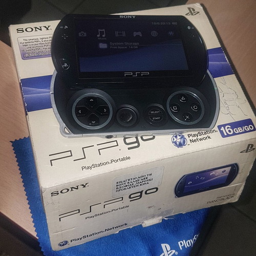 PSP GO 16GB black console with box and charging cable