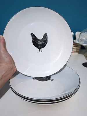 Set of 4 large ceramic plates 27 cm with black chicken design Sinsay