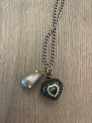 Pendant necklace like new, opens to hold photo, black and green