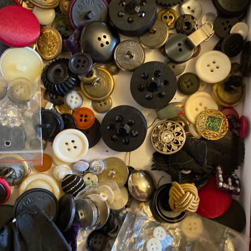 Clothing buttons used, pack of 220 pieces
