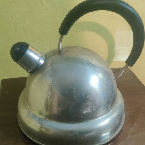 Vintage kettle used with small crack on lid