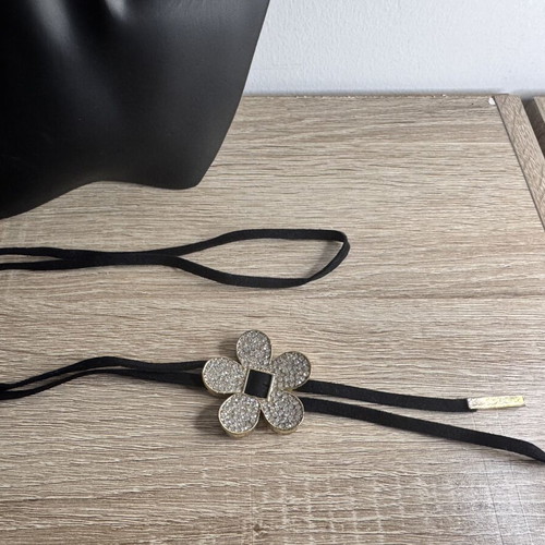 Women's necklace with black velvet strap, like new, 54 cm
